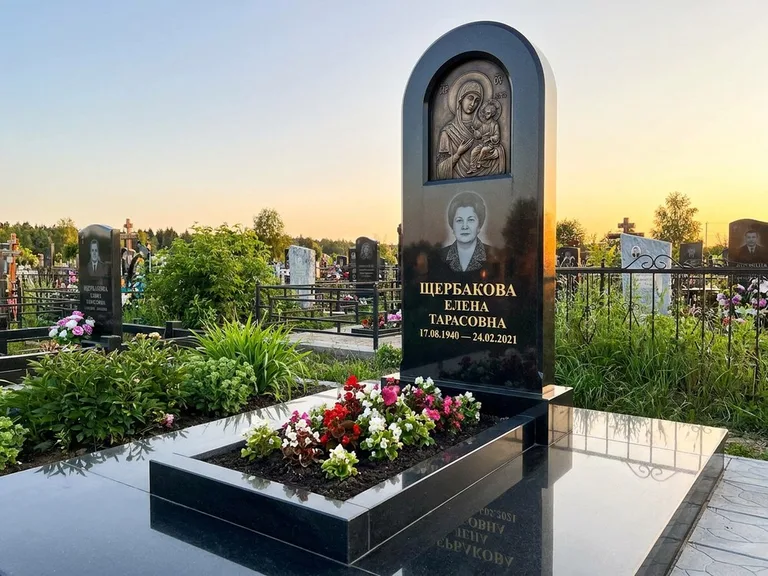Памятник с барельефом — выполненная работа 35 в Кемерово