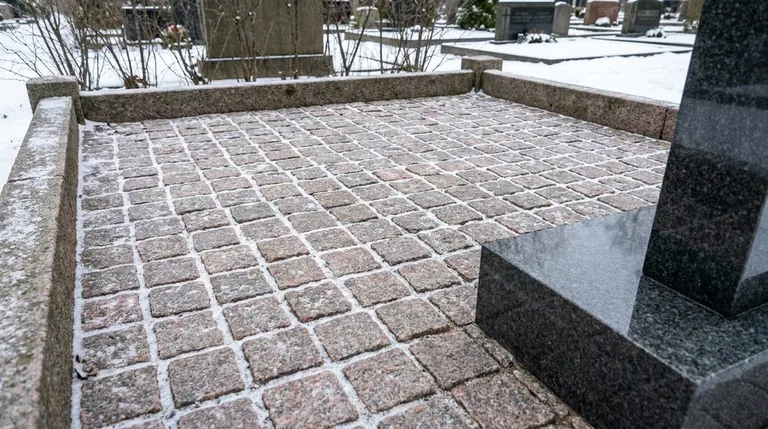 Мощение участка серой гранитной плиткой с цоколем, образец ПМ004 в Кемерово