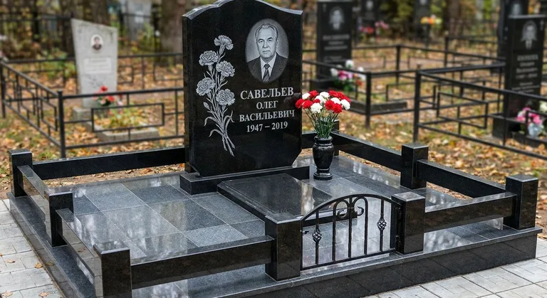 Памятник с гравировкой гвоздик — выполненная работа «Савельев» в Кемерово