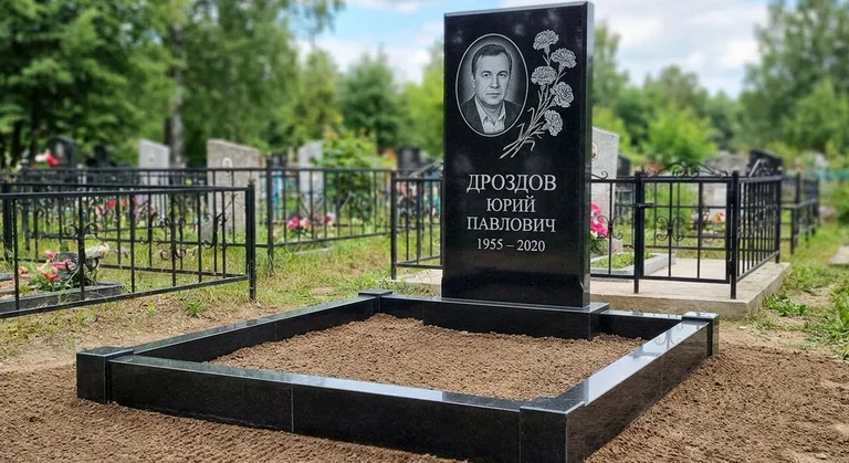 Памятник с гравировкой гвоздик — выполненная работа «Дроздов» в Кемерово