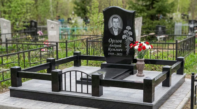 Памятник с гравировкой гвоздик — выполненная работа «Орлов» в Кемерово