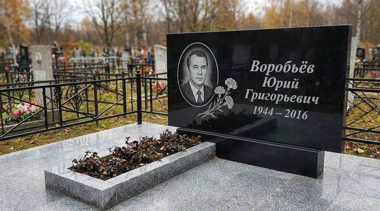 Памятник с гравировкой гвоздик — выполненная работа «Воробьёв» в Кемерово