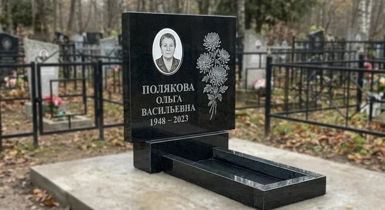 Памятник с гравировкой хризантем — выполненная работа «Полякова» в Кемерово