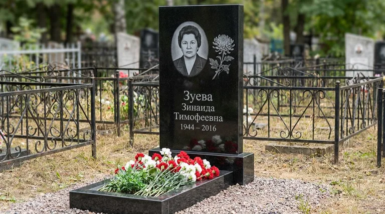 Памятник с гравировкой хризантем — выполненная работа «Зуева» в Кемерово