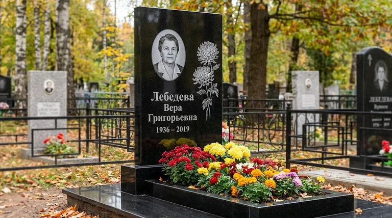 Памятник с гравировкой хризантем — выполненная работа «Лебедева» в Кемерово
