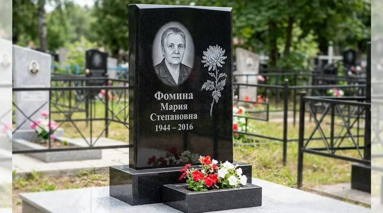 Памятник с гравировкой хризантем — выполненная работа «Фомина» в Кемерово
