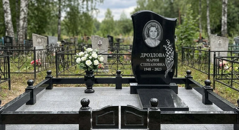 Гравировка ландышей на памятник в Кемерово — пример работы на граните