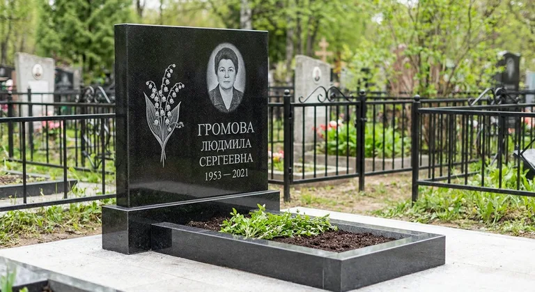 Памятник с гравировкой ландышей — выполненная работа «Громова» в Кемерово