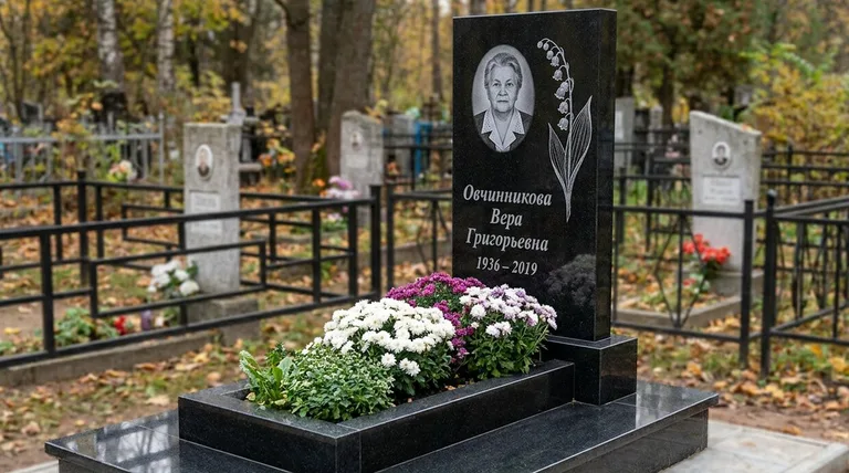 Памятник с гравировкой ландышей — выполненная работа «Овчинникова» в Кемерово