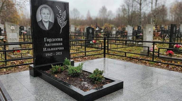 Памятник с гравировкой ландышей — выполненная работа «Гордеева» в Кемерово