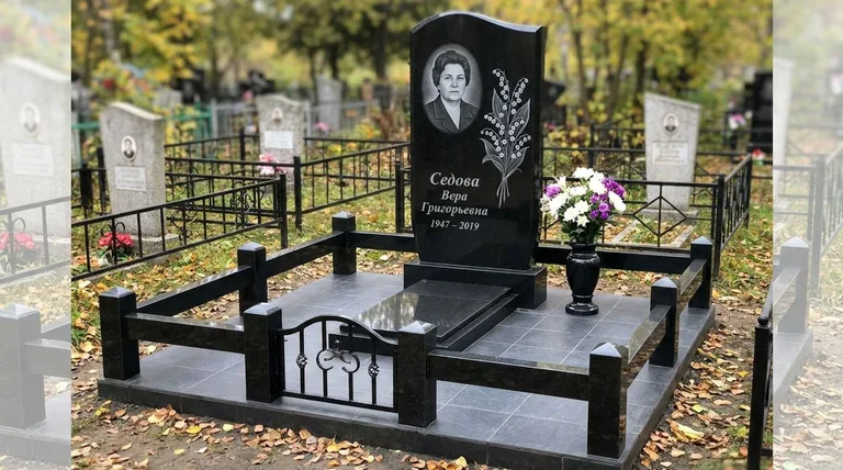 Памятник с гравировкой ландышей — выполненная работа «Седова» в Кемерово