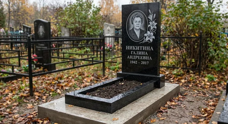 Памятник с гравировкой лилий — выполненная работа «Никитина» в Кемерово