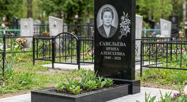 Памятник с гравировкой лилий — выполненная работа «Савельева» в Кемерово