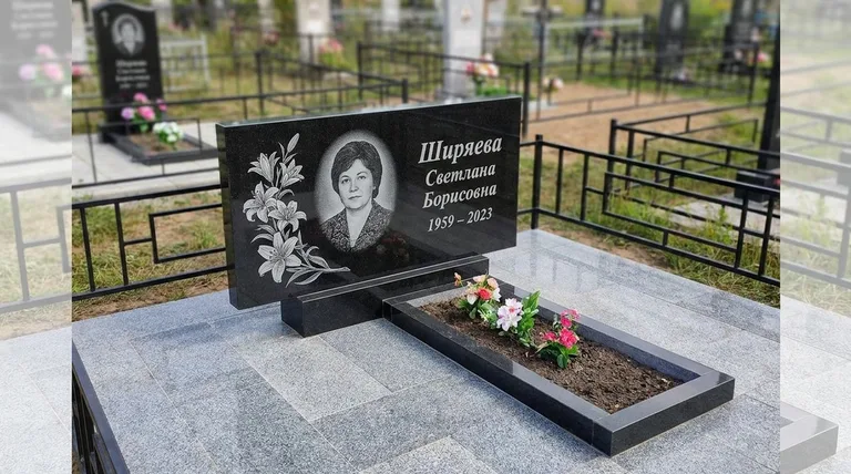 Памятник с гравировкой лилий — выполненная работа «Ширяева» в Кемерово