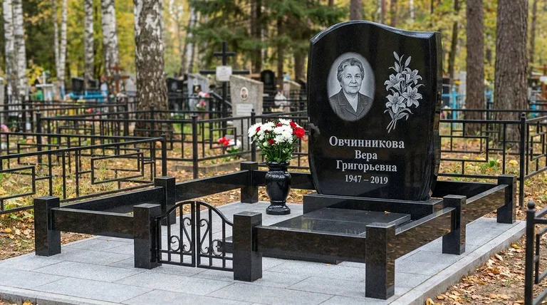 Памятник с гравировкой лилий — выполненная работа «Овчинникова» в Кемерово