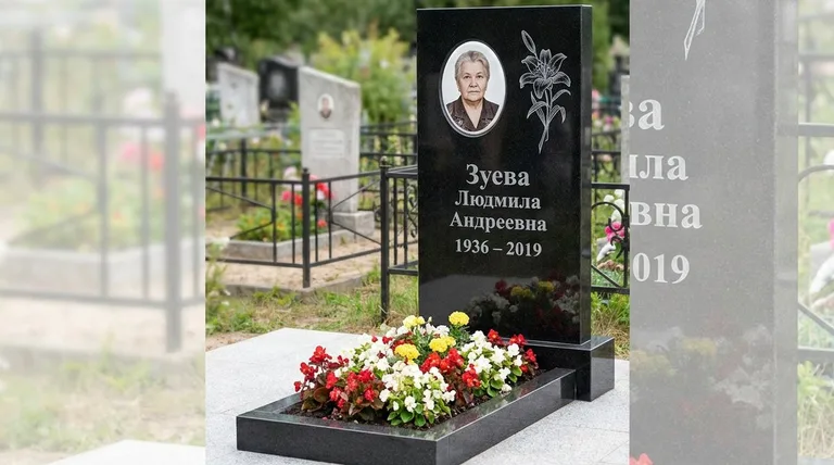 Памятник с гравировкой лилий — выполненная работа «Зуева» в Кемерово
