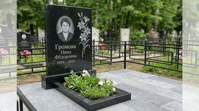 Памятник с гравировкой лилий — выполненная работа «Громова» в Кемерово