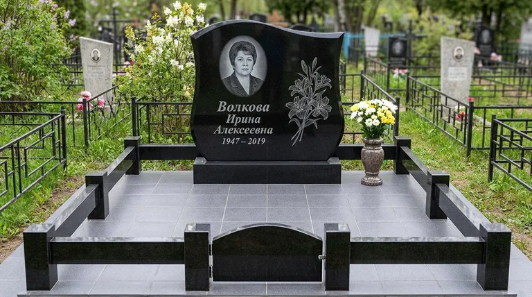 Памятник с гравировкой лилий — выполненная работа «Волкова» в Кемерово