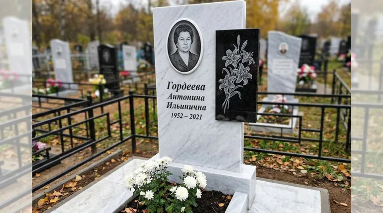 Памятник с гравировкой лилий — выполненная работа «Гордеева» в Кемерово