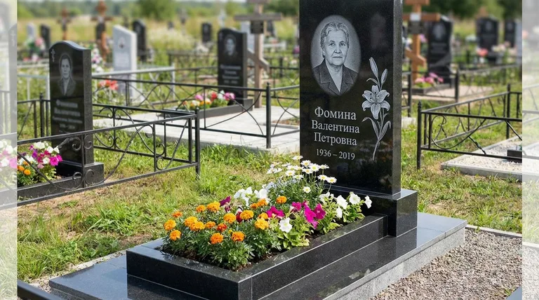 Памятник с гравировкой лилий — выполненная работа «Фомина» в Кемерово