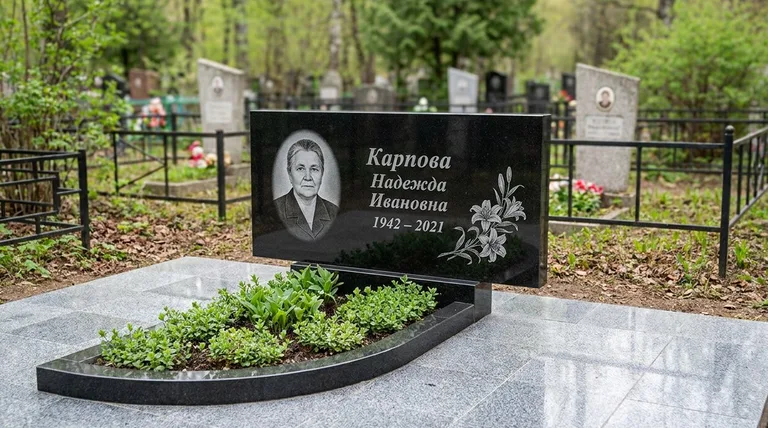 Памятник с гравировкой лилий — выполненная работа «Карпова» в Кемерово