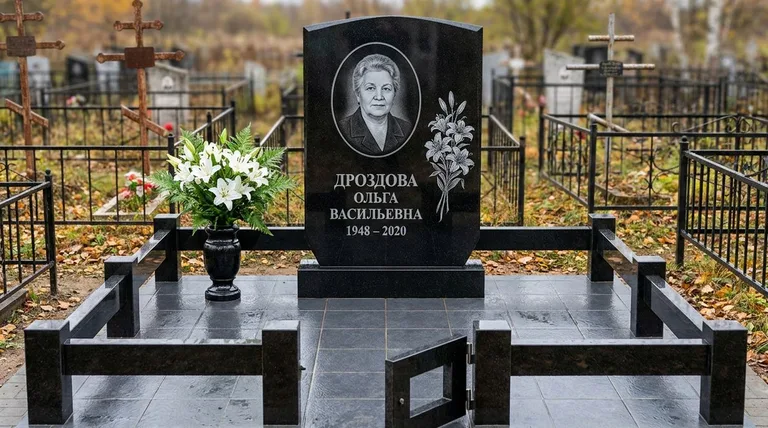 Памятник с гравировкой лилий — выполненная работа «Дроздова» в Кемерово