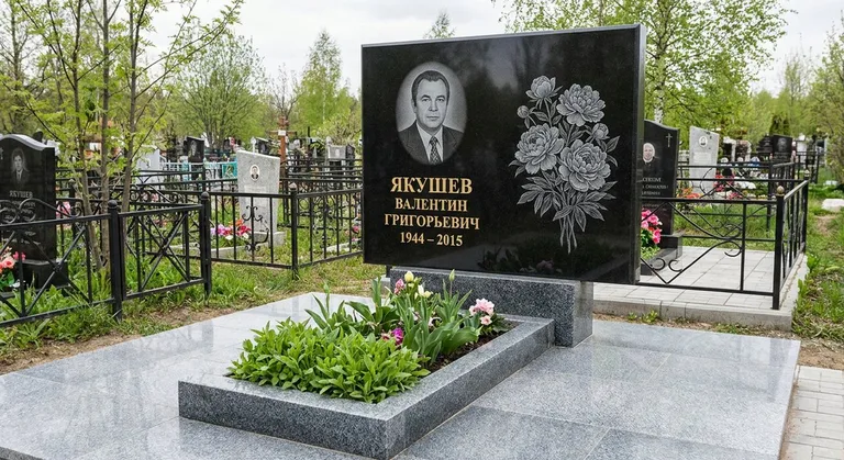 Памятник с гравировкой пионов — выполненная работа «Якушев» в Кемерово