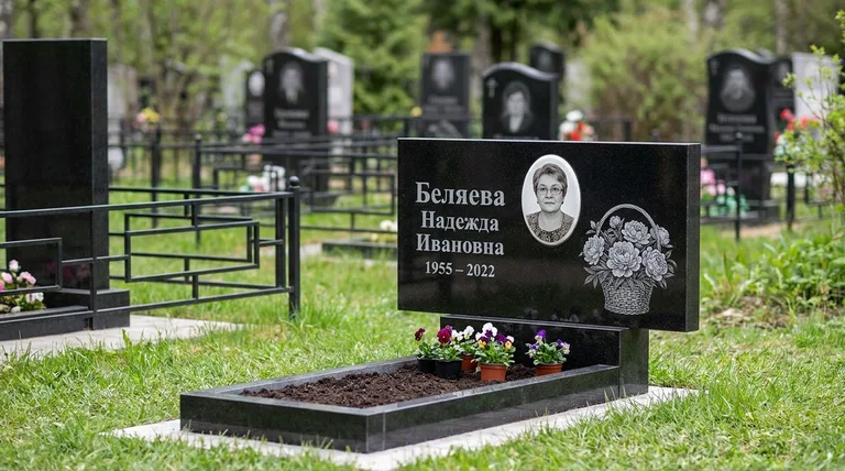 Памятник с гравировкой пионов — выполненная работа «Беляева» в Кемерово