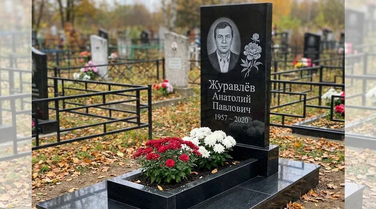 Памятник с гравировкой пионов — выполненная работа «Журавлёв» в Кемерово