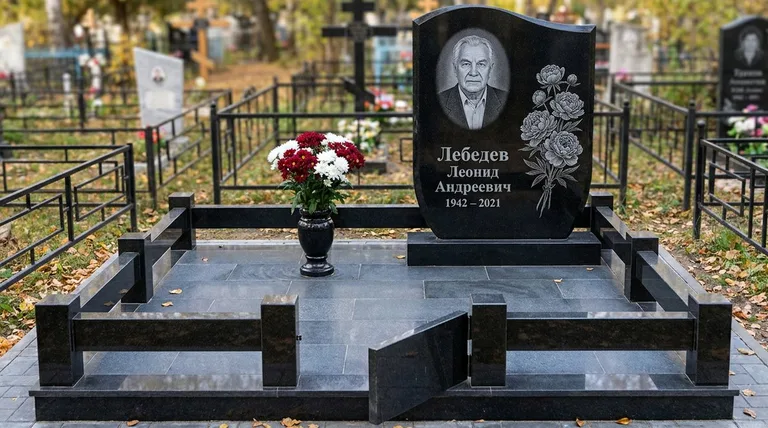 Памятник с гравировкой пионов — выполненная работа «Лебедев» в Кемерово