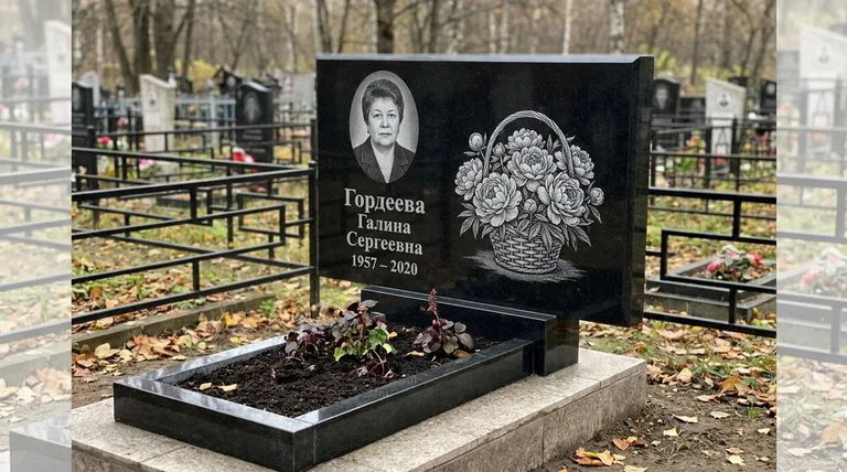 Памятник с гравировкой пионов — выполненная работа «Гордеева» в Кемерово