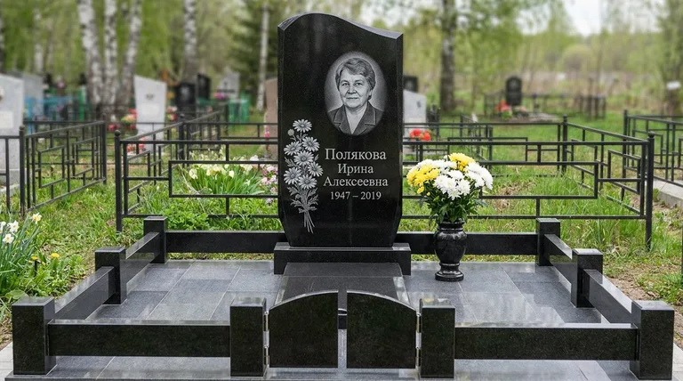 Памятник с гравировкой ромашек — выполненная работа «Полякова» в Кемерово