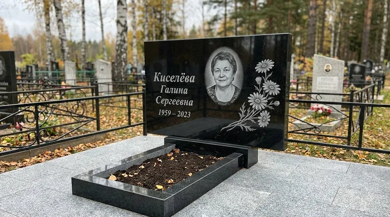 Памятник с гравировкой ромашек — выполненная работа «Киселёва» в Кемерово