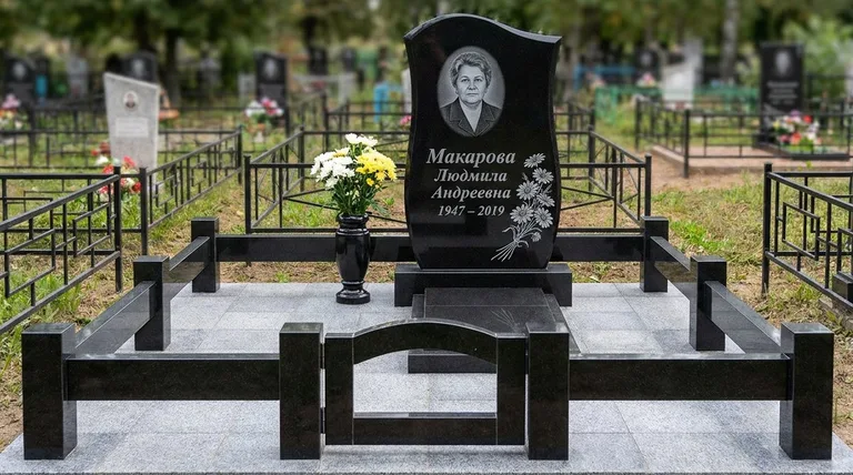 Памятник с гравировкой ромашек — выполненная работа «Макарова» в Кемерово