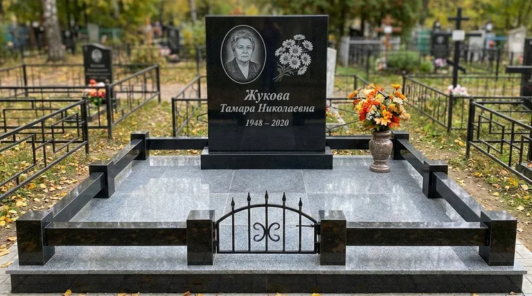 Памятник с гравировкой ромашек — выполненная работа «Жукова» в Кемерово
