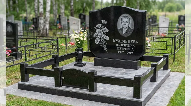 Памятник с гравировкой ромашек — выполненная работа «Кудрявцева» в Кемерово