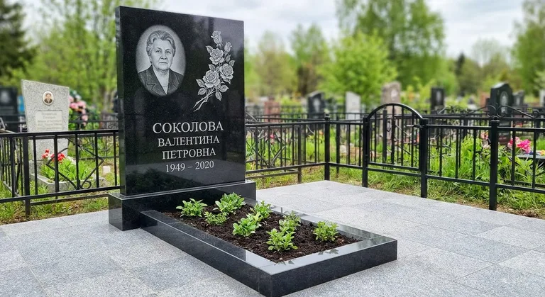 Памятник с гравировкой роз — выполненная работа «Соколова» в Кемерово