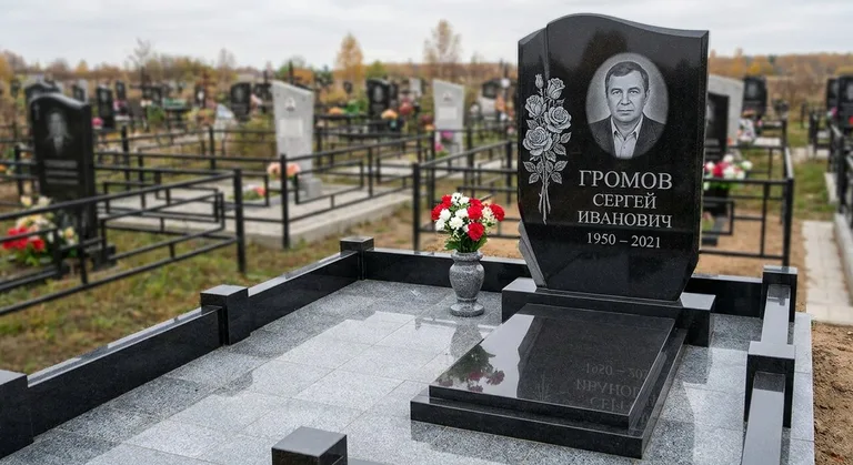 Памятник с гравировкой роз — выполненная работа «Громов» в Кемерово