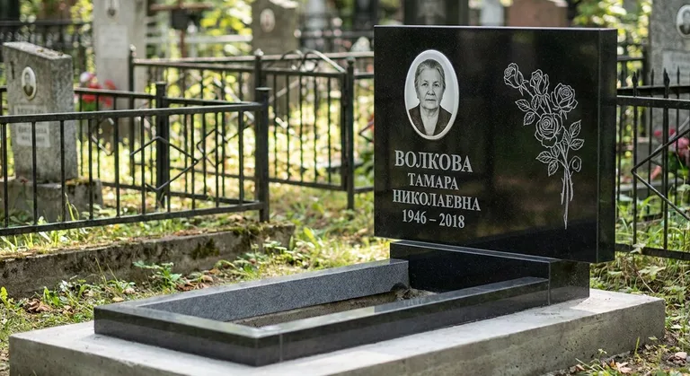 Памятник с гравировкой роз — выполненная работа «Волкова» в Кемерово