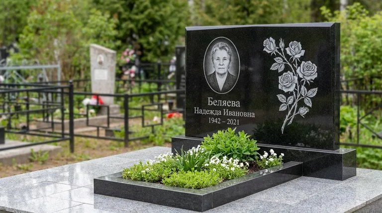 Памятник с гравировкой роз — выполненная работа «Беляева» в Кемерово