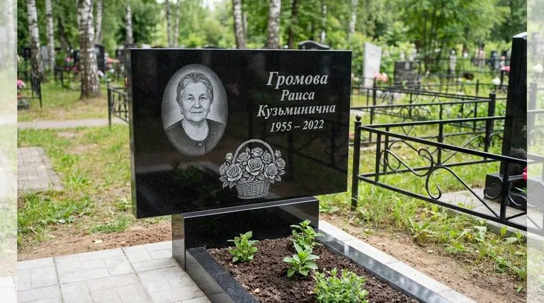 Памятник с гравировкой роз — выполненная работа «Громова» в Кемерово