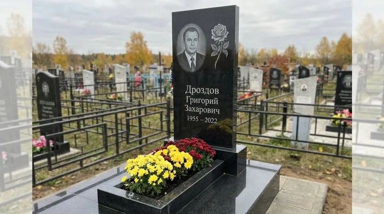 Памятник с гравировкой роз — выполненная работа «Дроздов» в Кемерово