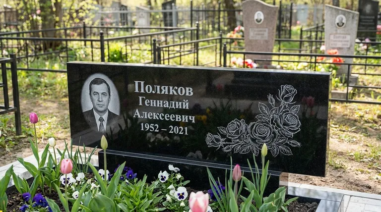 Памятник с гравировкой роз — выполненная работа «Поляков» в Кемерово