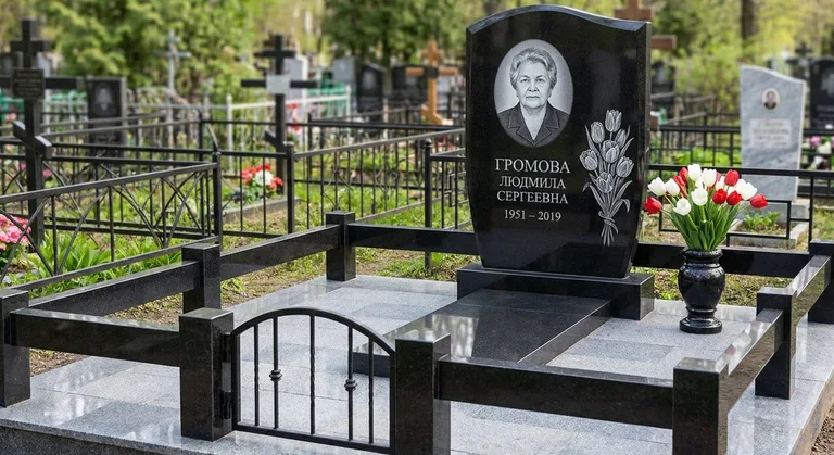 Памятник с гравировкой тюльпанов — выполненная работа «Громова» в Кемерово