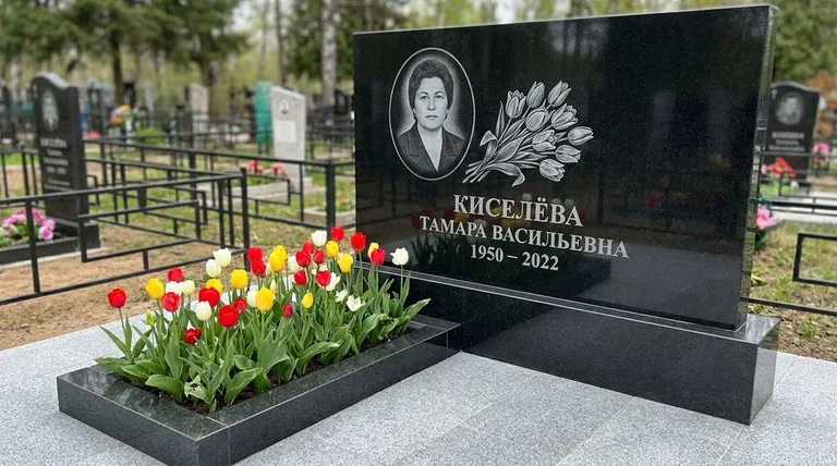 Памятник с гравировкой тюльпанов — выполненная работа «Киселёва» в Кемерово