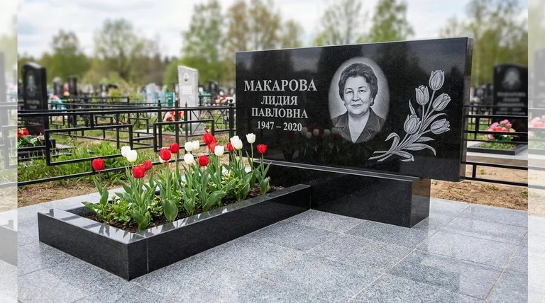 Памятник с гравировкой тюльпанов — выполненная работа «Макарова» в Кемерово