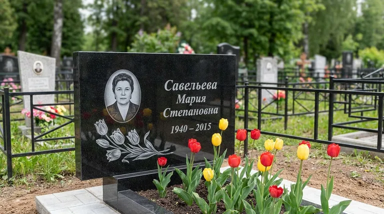 Памятник с гравировкой тюльпанов — выполненная работа «Савельева» в Кемерово