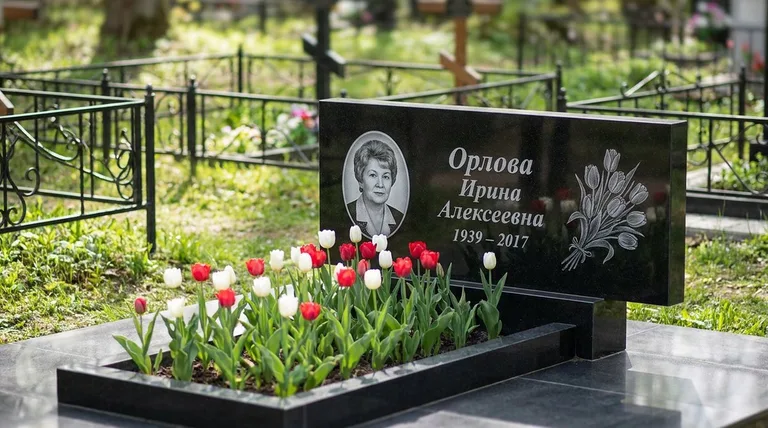 Памятник с гравировкой тюльпанов — выполненная работа «Орлова» в Кемерово