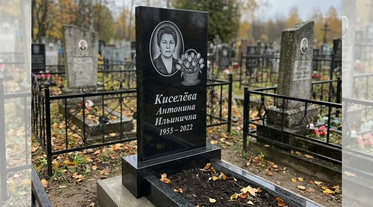 Памятник с гравировкой тюльпанов — выполненная работа «Киселёва» в Кемерово