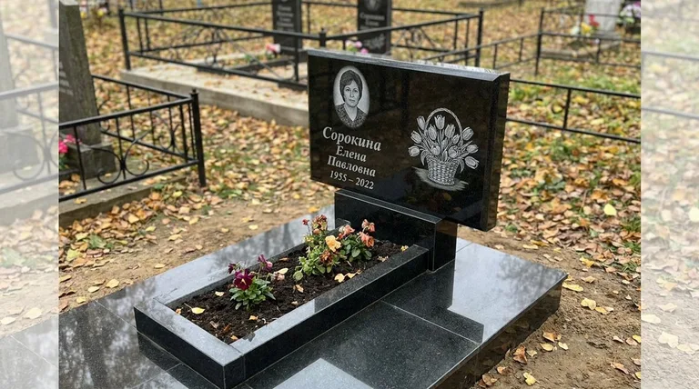 Памятник с гравировкой тюльпанов — выполненная работа «Сорокина» в Кемерово